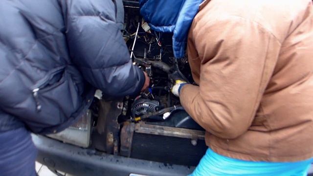 Снимаю ГБЦ ЗМЗ 406 карбюратор ГАЗ Соболь 2217. Эмульсия в двигателе Пробило прокладку ГБЦ. Белый ды смотреть онлайн