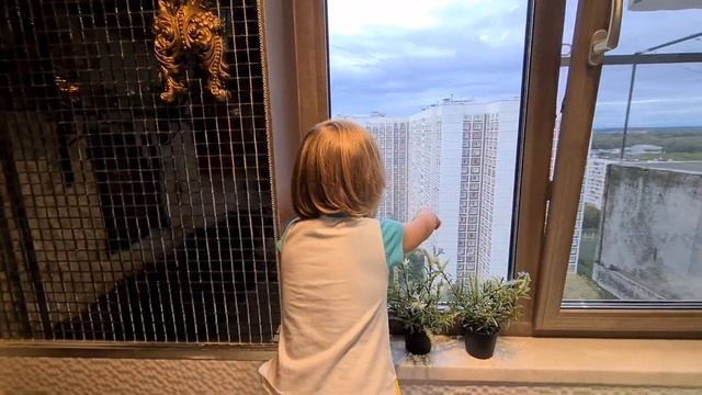 Детские приколы Софи-Адель. Радость и танец от поедания банана.... смотреть онлайн