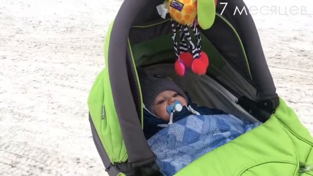 Как малыша катают в коляске.