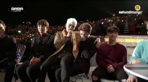 2015 MAMA - Bigbang Seungri sat's on EXO Sehun's Lap