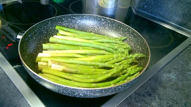 Спаржа самый вкусный и простой рецепт приготовления. Спаржа с помидорами на сковороде. Spargelrezep