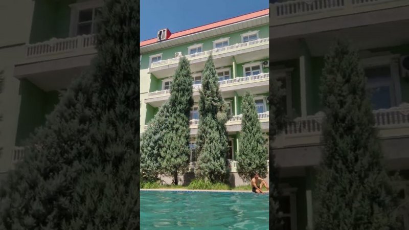 в бассейне отеля Бахористон