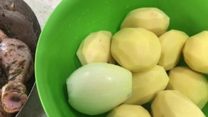 712. Курочка целиком с картофелем в духовке. Получилось супер!