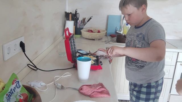 Готовим Обычные ВаФлИ. смотреть онлайн