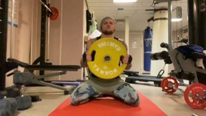 Тренировка плеч и рук с блином