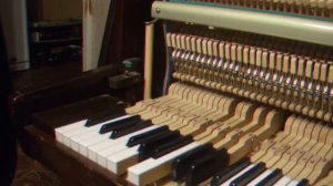 Клавиша пианино западает / Piano keys sinks