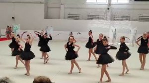 современный танец (у мужлан нету прав) у нас на гимнастике?