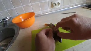 Как быстро и правильно снять шкуру с окуня)