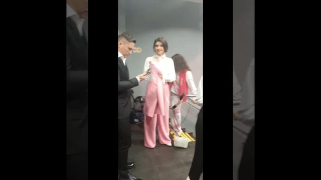 Анастасия Макеева в модном костюме окультурилась в компании мужа