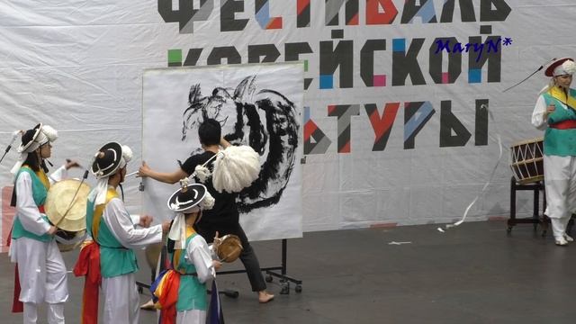 Танцующий художник на 26 корейском фестивале