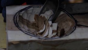 Изготовление куксы из сырой березы Carving kuksa from green wood birch