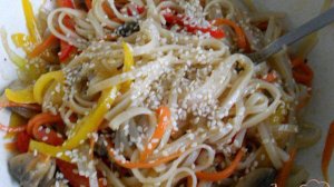 Китайский салат с рисовой лапшой