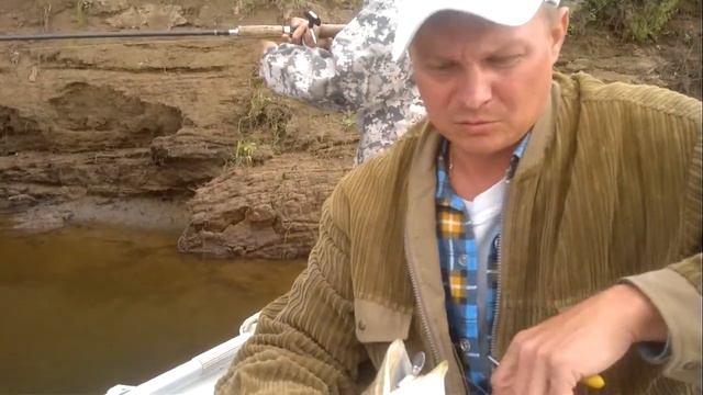 Папа с сыном ловят щуку. смотреть онлайн