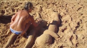 Beautiful Sand artist bares all on Little Beach