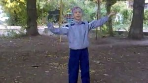 Мальчик танцует тектоник