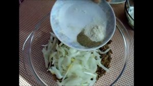 Салат из печени с маринованным луком.
