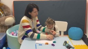 Игры для развития мелкой моторики рук. Занятие с дефектологом. Подготовка руки к письму