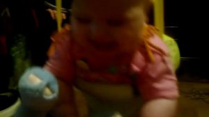 ребенок кричит на игрушку (5 месяцев)