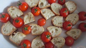 Запеканка из черствого хлеба с томатами