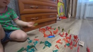 аня и папа играют в солдатиков видео для детей