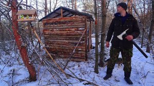Сделал заднюю стенку на Избе. Сделал Супер кормушку для птиц. Сделал Крутой калёный топор из стали.