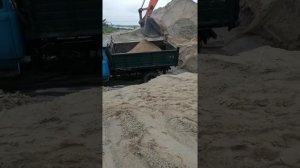 Погрузка песка в ЗИЛ 130