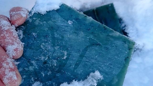 Нефрит упал в снег. Посмотрите как он поменял цвет, он стал ярче. Чудо природы! смотреть онлайн