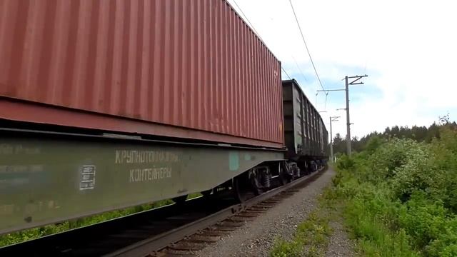 ВЛ10-581 несется с грузовым поездом смотреть онлайн