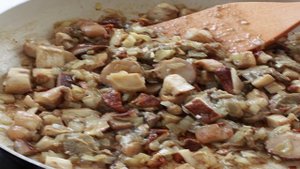 Чечевица с мясом в горшочке