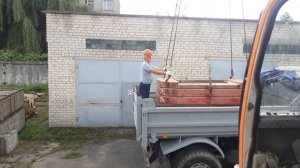Автокран КС-65721-2 Галичанин грузит свои противовесы.