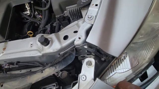 Chevy Malibu headlight bulb replacement. NO BUMPER REMOVAL смотреть онлайн