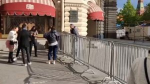 Кремль огораживают со всех сторон, работники в белых касках ползают по поврежденному куполу.