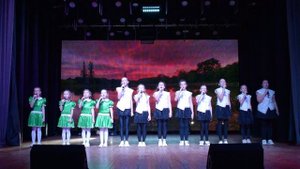 Песня - Широка страна моя родная - анс.ВЕСНУШКА.MOV
 Муз.И.Дунаевский, Сл.В.Лебедев-Кумач