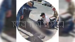 Пассажир, выйдя из автобуса, провалился на остановке под землю