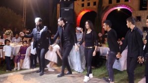 بتحداك تشوف هيدي الدبكة للآخر | بنات وشباب بيدبكو بطريقة جداً مختلفة !