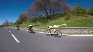 Велосипедист ехал без ног и всех обогнал | Cyclist overtakes all