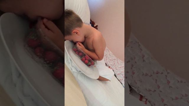 Ребенок спит и ест клубнику #прикол #дети #сон #клубника #рекомендации смотреть онлайн