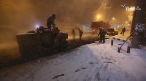 Рабочие во Владивостоке кладут асфальт в разгар снегопада 