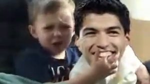 Suarez кусается