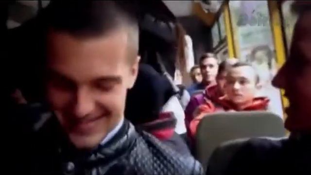 девушка внезапно исполняет Гимн Украины в общественном транспорте. смотреть онлайн