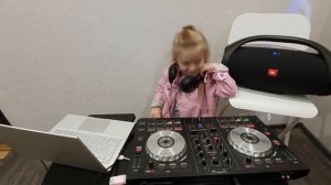 DJ Милиса (Девочка в 4 года играет на DJ контроллере PIONEER)