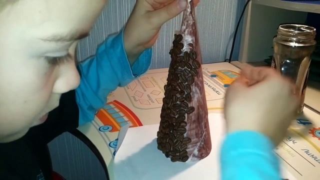Елка из кофейных зерен.Никита делает сам.Christmas tree from coffee beans смотреть онлайн