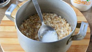 Овсяная каша с изюмом
