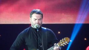 Актер Евгений Дятлов исполняет песню Когда я вернусь