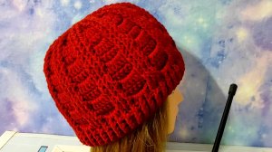 Шапочка крючком простым, но очень красивым узором. Видео для начинающих.