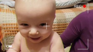 СМЕХ МАЛЫША | Ребенок смешно смеется | Детский смех | the child laughs