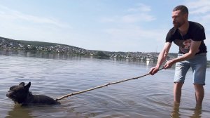 Помогаю Олегу выбраться из воды | Хотя он бы и сам справился