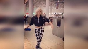 Девочка с колонкой в торговом центре!!! 2019