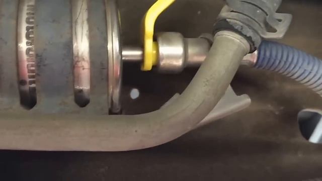 Cambio de filtro de gasolina en una 99 Ford 150 XLT смотреть онлайн