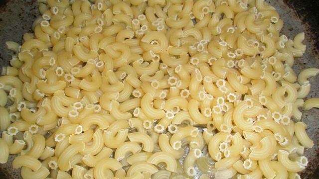 Макароны с тушенкой на сливочном масле